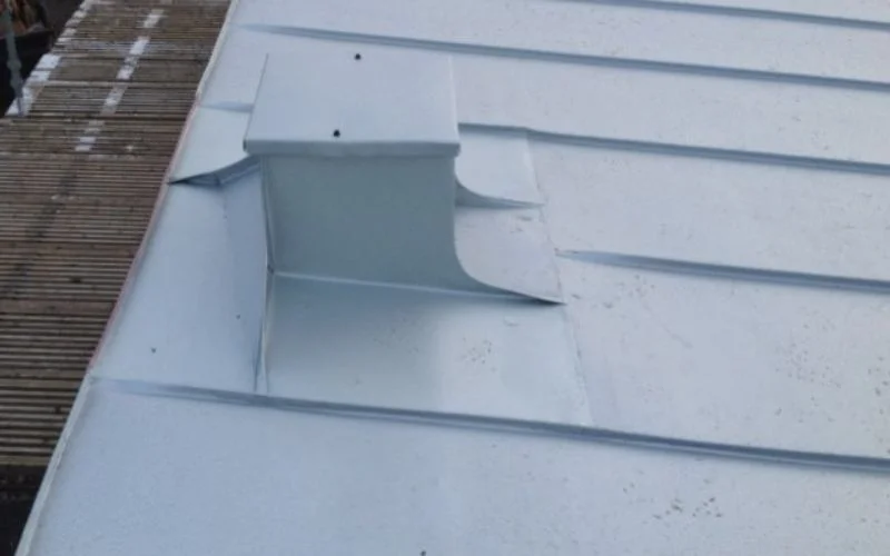 25. Tatning av vattenskadat aluminiumtak pa sommarhus